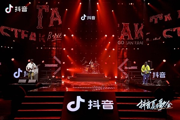 一个手机如何使用双抖音账号？